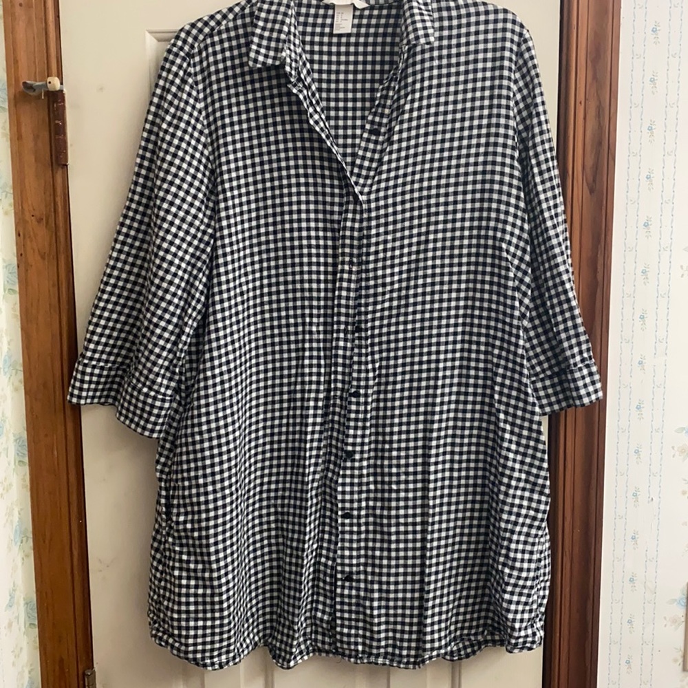 H&M size 8 black & white dress shirt